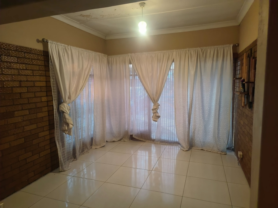 To Let 4 Bedroom Property for Rent in Miederpark North West